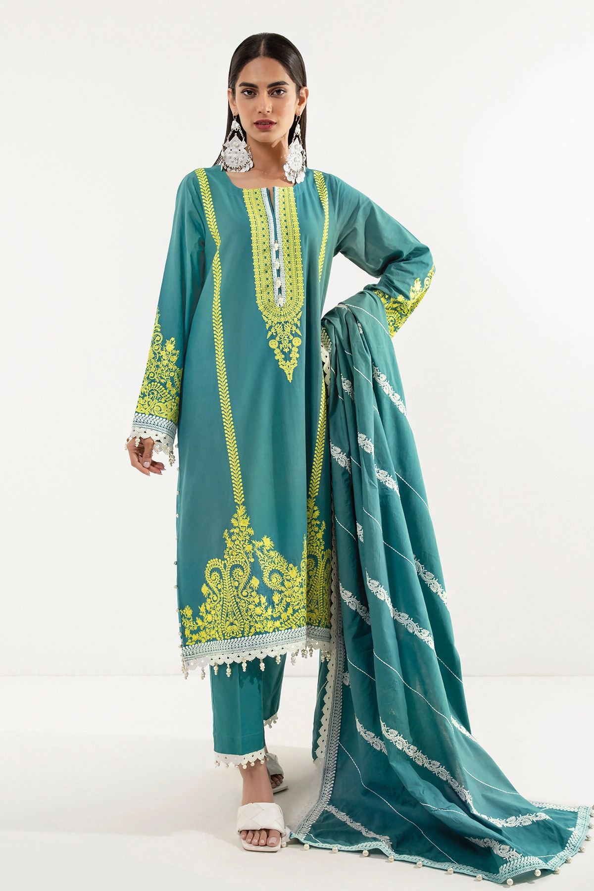 Khaadi-Eid-Sale-Dyed-Embroidered-Slub-Lawn-3-pc-suit