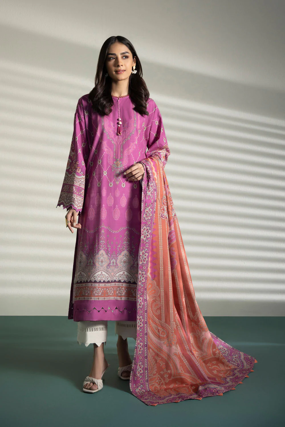 Printed Khaddar Unstitched 3 pc Pink Suit