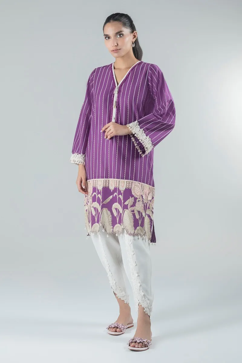 SS printed shirt with delicate lace and elegant tassels