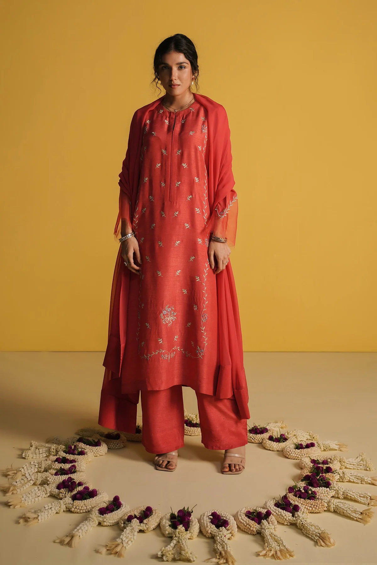 Loose fit kurta composed embroidered front