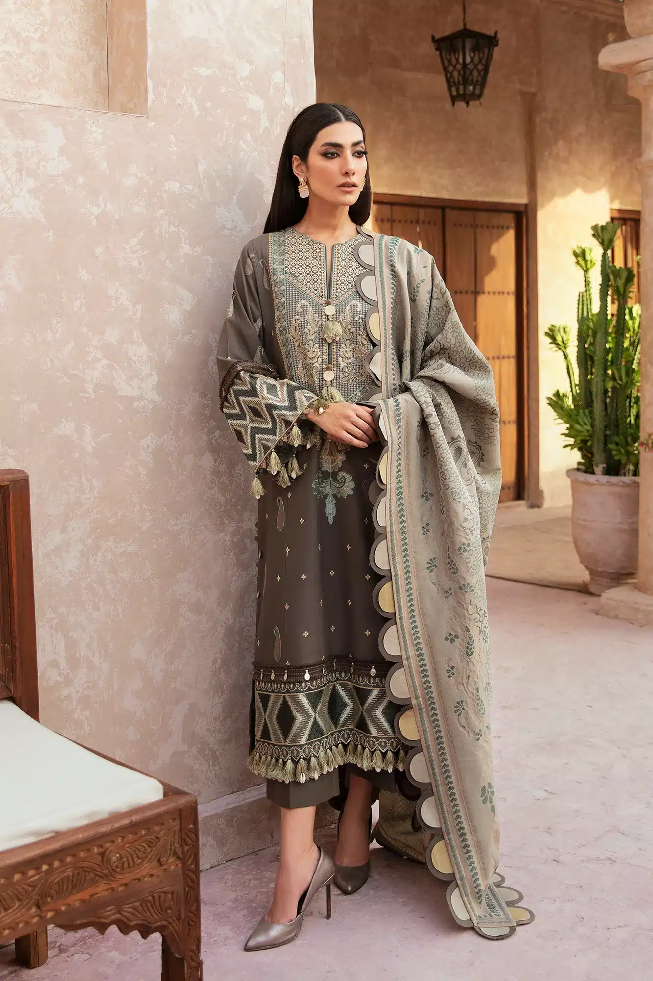 Embroidered Suit beige and turquoise color
